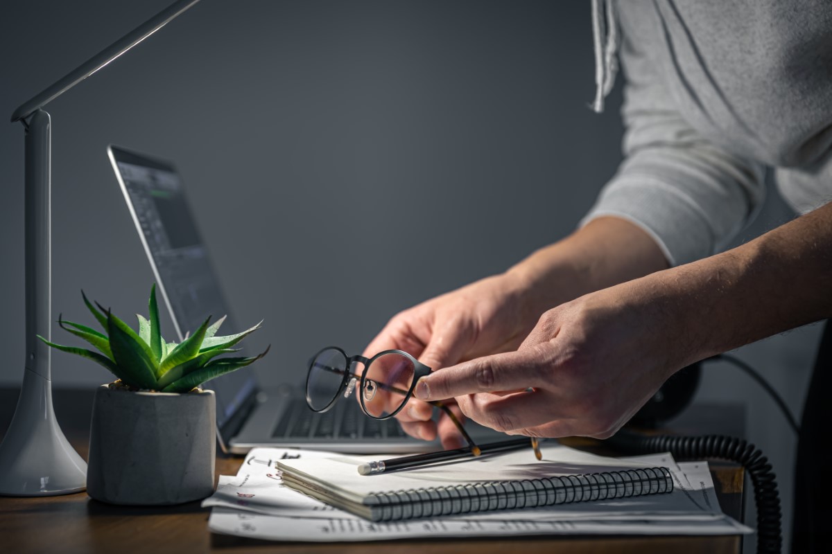 rester éveillée  pour travailler 